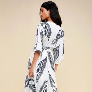 Sign of the Times White and Navy Blue Leaf Print M